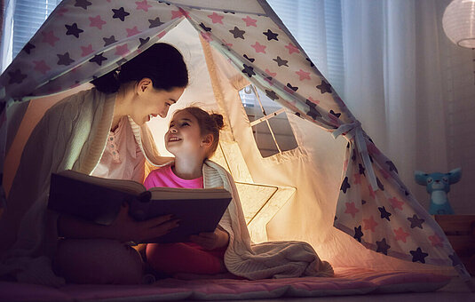 Eine Lese- oder Märchenstunde ist der perfekte Abschluss eines erfolgreichen Tages.